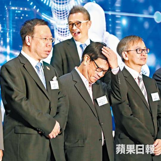 鄭耀棠(前排中)昨出席電腦節開幕活動時表示,難簡單解釋工聯會的財務狀況。何柏佳攝 鄭耀棠(前排中)昨出席電腦節開幕活動時表示,難簡單解釋工聯會的財務狀況。何柏佳攝