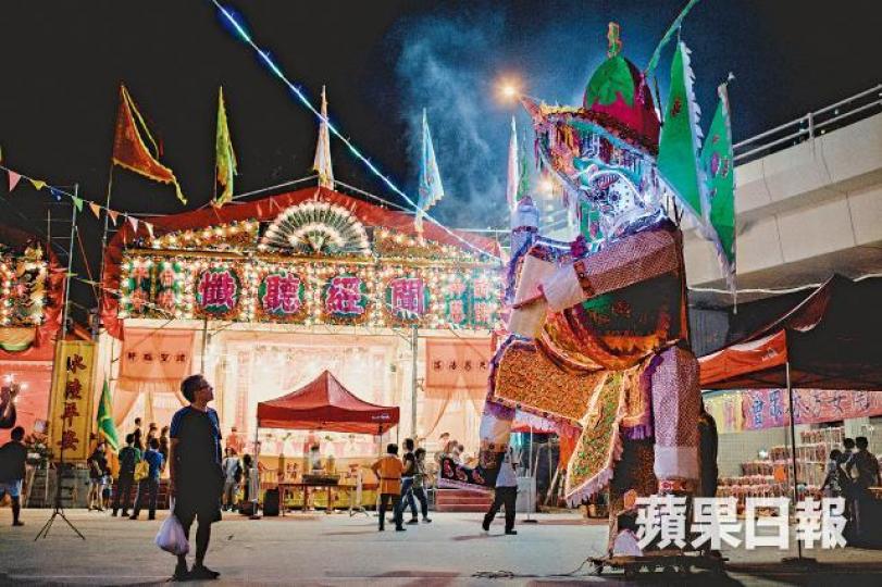 鬼王原稱面燃大士,或俗稱大士爺、大士王,有說鬼王是觀音大士其中一個化身,負責震懾百鬼;筲箕灣南安坊坊眾會盂蘭勝會自○三年開始,將壓場的鬼王打造成螢光色,更加突出。筲箕灣盂蘭勝會有一個儀式,市民會在鬼王胯下穿過,象徵帶走衰氣。拜祭鬼王像後將其火化,送其登天。鬼王是火化儀式中最大的紮作,因火勢太猛,火爐須灑水降溫。華富邨有幾座大廈會在農曆七月十四前的周末舉行盂蘭勝會,方便街坊拜祭。新蒲崗的鬼王紮作屬潮式造像,特徵是藍面、雙腳站立。 鬼王原稱面燃大士,或俗稱大士爺、大士王,有說鬼王是觀音大士其中一個化身,負責震懾百鬼;筲箕灣南安坊坊眾會盂蘭勝會自○三年開始,將壓場的鬼王打造成螢光色,更加突出。筲箕灣盂蘭勝會有一個儀式,市民會在鬼王胯下穿過,象徵帶走衰氣。拜祭鬼王像後將其火化,送其登天。鬼王是火化儀式中最大的紮作,因火勢太猛,火爐須灑水降溫。華富邨有幾座大廈會在農曆七月十四前的周末舉行盂蘭勝會,方便街坊拜祭。新蒲崗的鬼王紮作屬潮式造像,特徵是藍面、雙腳站立。