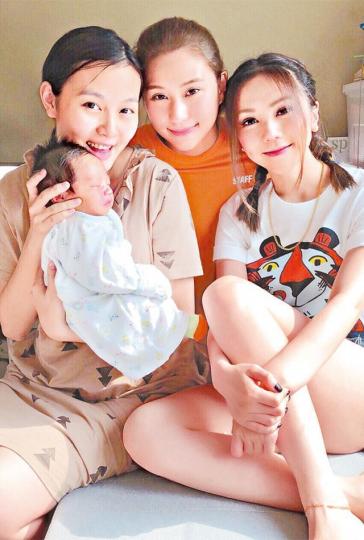 超蓮(中)與鄧紫棋(右)前晚一同去探望李蘊及B仔。互聯網圖片Lynn的孖女一個像媽媽,一個像爸爸郭可頌,非常可愛。互聯網圖片 超蓮(中)與鄧紫棋(右)前晚一同去探望李蘊及B仔。互聯網圖片Lynn的孖女一個像媽媽,一個像爸爸郭可頌,非常可愛。互聯網圖片