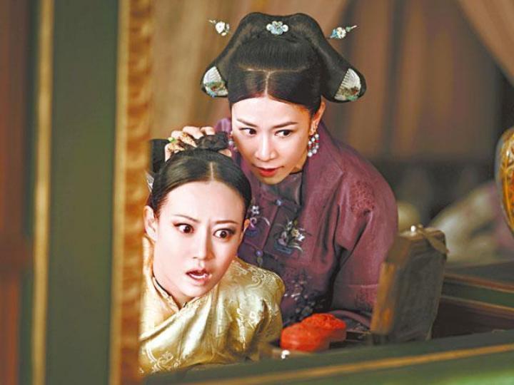 佘詩曼(右)在《延禧攻略》中飾演奸角嫻妃,演技獲不少劇迷大讚。阿佘昨日上載《延禧》拍攝花絮,片中不少fans來探班,令她十分開心。微博圖片雖然長駐內地拍劇,但阿佘仍抽時間返港為周家蔚慶生,認真有心。互聯網圖片 佘詩曼(右)在《延禧攻略》中飾演奸角嫻妃,演技獲不少劇迷大讚。阿佘昨日上載《延禧》拍攝花絮,片中不少fans來探班,令她十分開心。微博圖片雖然長駐內地拍劇,但阿佘仍抽時間返港為周家蔚慶生,認真有心。互聯網圖片
