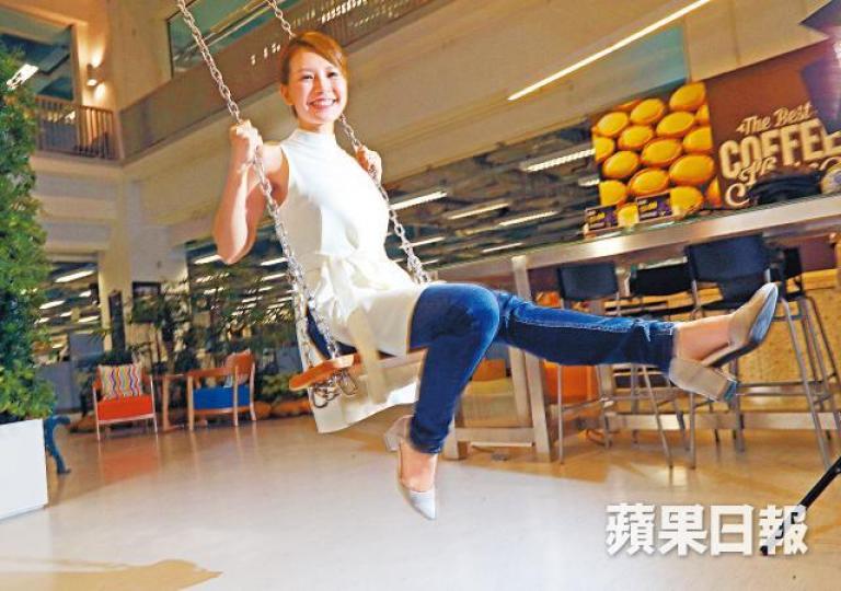 鄭萃雯在大台堅持了11年,終於因為育兒選擇離開,但她說「仍然很喜歡當記者」。易仰民攝25歲結婚,29歲便做媽媽誕下孖仔,鄭萃雯認為自己天生幸運。資料圖片今年書展期間,鄭萃雯推出兒童健康書。 鄭萃雯在大台堅持了11年,終於因為育兒選擇離開,但她說「仍然很喜歡當記者」。易仰民攝25歲結婚,29歲便做媽媽誕下孖仔,鄭萃雯認為自己天生幸運。資料圖片今年書展期間,鄭萃雯推出兒童健康書。