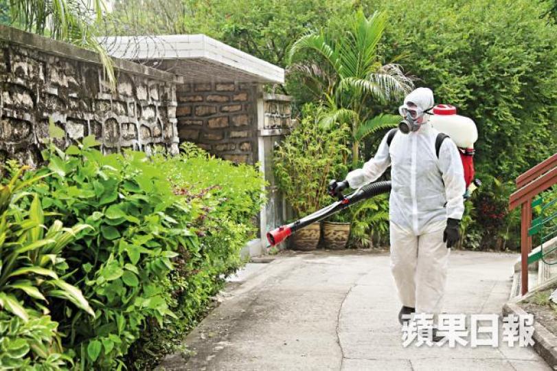 食環人員昨身穿保護衣,沿長洲花屏路噴滅蚊劑。周志堅攝 食環人員昨身穿保護衣,沿長洲花屏路噴滅蚊劑。周志堅攝