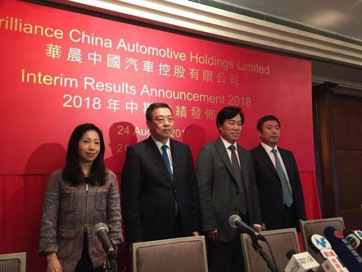 華晨中國行政總裁祁玉民(右二)。 華晨中國行政總裁祁玉民(右二)。