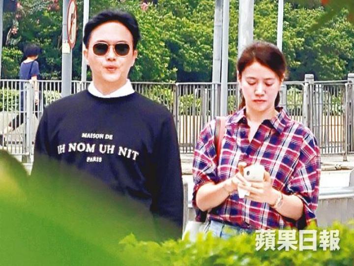 【素顏出動】素顏的袁詠儀與張智霖拍拖行中環,認真恩愛。【老公拖實】張智霖可能見靚靚掛住低頭玩手機,立即拖實老婆,十分細心。 【素顏出動】素顏的袁詠儀與張智霖拍拖行中環,認真恩愛。【老公拖實】張智霖可能見靚靚掛住低頭玩手機,立即拖實老婆,十分細心。