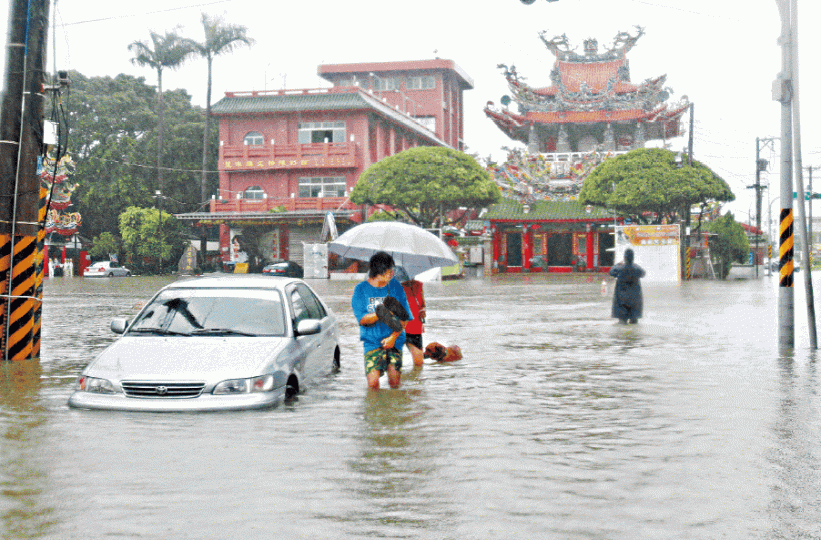 【台南】鹽水市面水浸嚴重,居民撐傘外出覓食。【台南】靈堂嚴重水浸,家屬出動救生膠筏移棺。台灣《蘋果日報》【台南】有商戶自製沙包擋水。【高雄】鷹架倒塌,致3人死亡。【嘉義】有貨車在水中幾乎沒頂,司機獲救。 【台南】鹽水市面水浸嚴重,居民撐傘外出覓食。【台南】靈堂嚴重水浸,家屬出動救生膠筏移棺。台灣《蘋果日報》【台南】有商戶自製沙包擋水。【高雄】鷹架倒塌,致3人死亡。【嘉義】有貨車在水中幾乎沒頂,司機獲救。