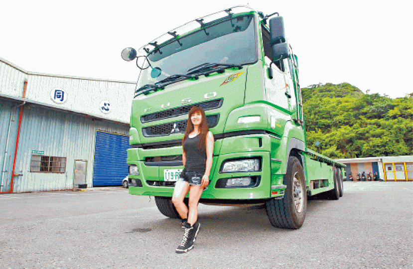 在大貨車前李佳玲顯得嬌小。台灣《蘋果日報》李佳玲送貨前需要自己叠貨。 在大貨車前李佳玲顯得嬌小。台灣《蘋果日報》李佳玲送貨前需要自己叠貨。
