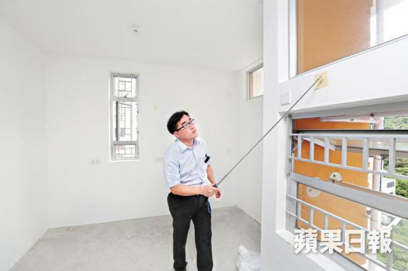資深驗樓師賴達明到嘉順苑一個單位驗樓,指單位手工差,僅獲56分。張志華攝單幢式居屋嘉順苑住戶今年6月陸續收鎖匙。 資深驗樓師賴達明到嘉順苑一個單位驗樓,指單位手工差,僅獲56分。張志華攝單幢式居屋嘉順苑住戶今年6月陸續收鎖匙。