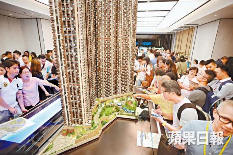日出康城LP6昨開放示範單位，展銷廳內人頭湧湧。何耀勤攝一號九龍道反應較冷淡，代理要在奧海城商場撈客。操普通話的睇樓客郭小姐表示，打算用500多萬元買一房戶，計劃承造四成首期，「貸款和租金差不多」。