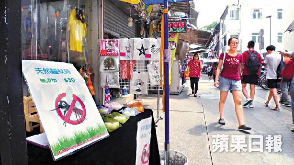 長洲市面冷清,有小店售賣天然驅蚊磚。李家皓攝 長洲市面冷清,有小店售賣天然驅蚊磚。李家皓攝