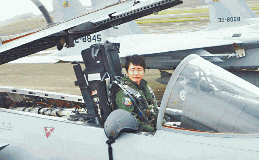 松島美紗登上F15J戰機的英姿,引起網民讚賞。 松島美紗登上F15J戰機的英姿,引起網民讚賞。