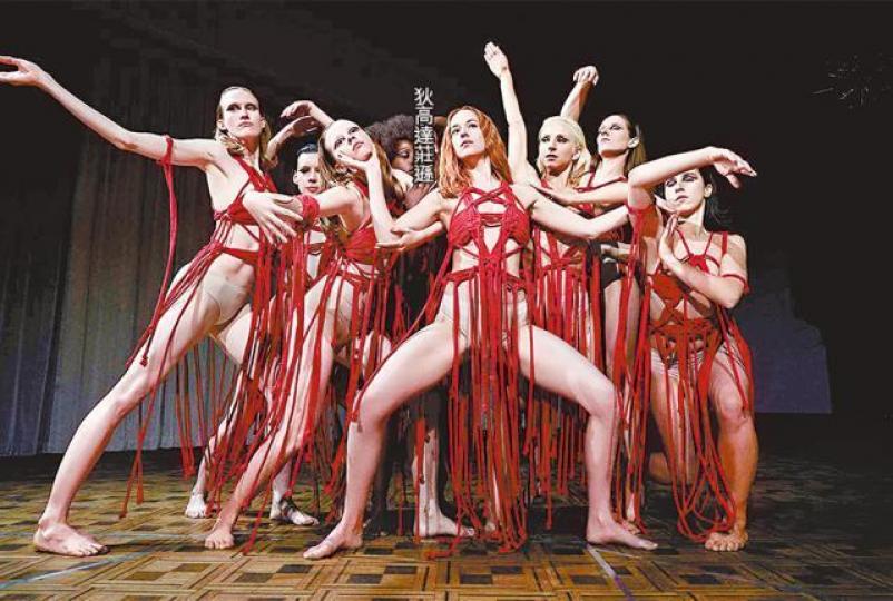 狄高達莊遜憑充滿鬼魅氣氛的《Suspiria》力爭威尼斯影后。 狄高達莊遜憑充滿鬼魅氣氛的《Suspiria》力爭威尼斯影后。