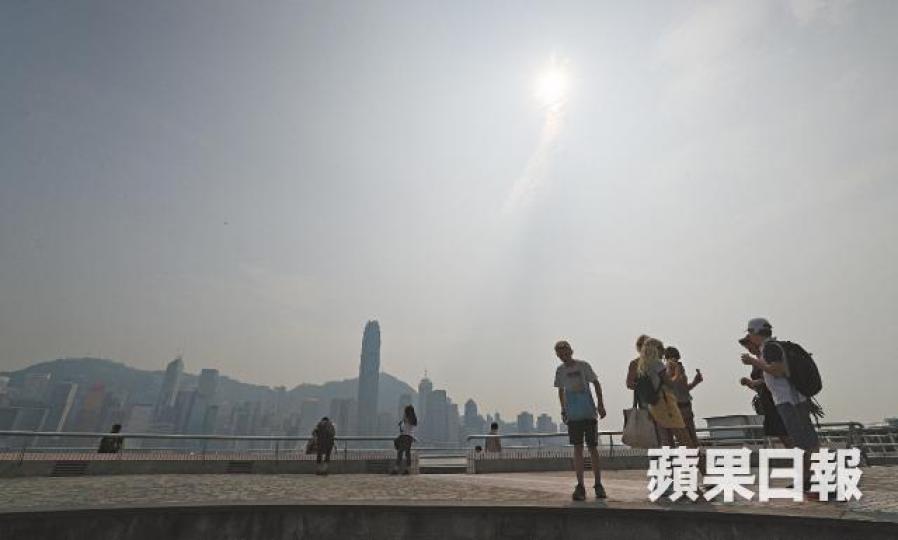 本港連日空氣質素惡劣,天空灰濛濛能見度低。張志華攝 本港連日空氣質素惡劣,天空灰濛濛能見度低。張志華攝