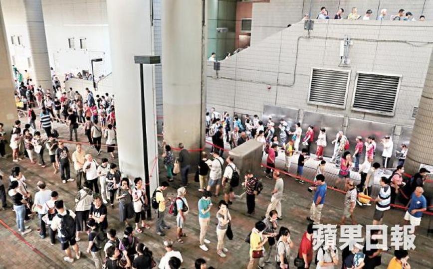 大批市民到青衣城排隊領取西九站開放日免費門票。伍嘉亮攝小孩領取門票後面露笑容。 何頴賢攝 大批市民到青衣城排隊領取西九站開放日免費門票。伍嘉亮攝小孩領取門票後面露笑容。 何頴賢攝