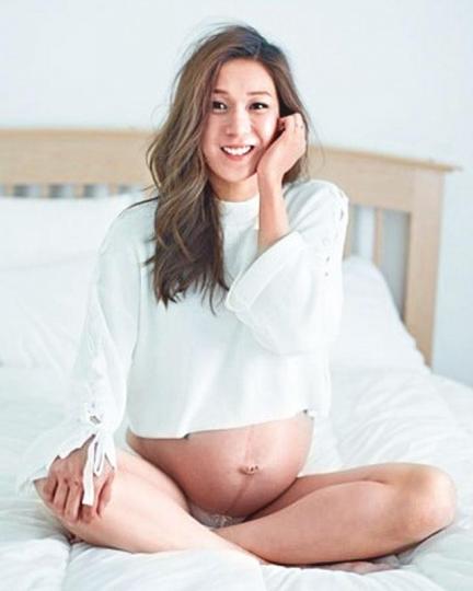 鍾嘉欣在加拿大誕下兒子,母子平安。資料圖片鍾嘉欣為脊醫老公Jeremy育有女兒Kelly,剛又添名兒子,湊成好字。資料圖片李亞男(左)回應指應由嘉欣親自公佈消息。互聯網圖片 鍾嘉欣在加拿大誕下兒子,母子平安。資料圖片鍾嘉欣為脊醫老公Jeremy育有女兒Kelly,剛又添名兒子,湊成好字。資料圖片李亞男(左)回應指應由嘉欣親自公佈消息。互聯網圖片