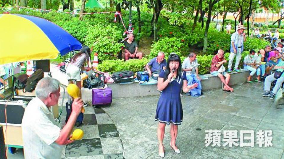 屯門公園是喻米英的大本營,每天下午3時,她就率領一群大媽開檔唱歌,風雨不改。喻米英化上淡妝,此刻的身份就是一個普通師奶。菜街最後一夜喻米英所獲打賞甚豐,手中一堆利是還夾雜500港元。歌舞團大媽唱完歌就走入人群與粉絲聊天,與歌迷打好關係。菜街殺街後,Kit姐跟着歌檔轉場,在天星碼頭跳了幾晚舞,不少人拿手機拍下她的舞姿。Kit姐年輕時頗「索」,到現在年過半百仍保養得宜。Kit姐近年當起YouTuber,分享瑞士退休生活,影片大多是自拍自剪。Kit姐從瑞士回港享受菜街最後時光,這天她又乘飛機回瑞士了。 屯門公園是喻米英的大本營,每天下午3時,她就率領一群大媽開檔唱歌,風雨不改。喻米英化上淡妝,此刻的身份就是一個普通師奶。菜街最後一夜喻米英所獲打賞甚豐,手中一堆利是還夾雜500港元。歌舞團大媽唱完歌就走入人群與粉絲聊天,與歌迷打好關係。菜街殺街後,Kit姐跟着歌檔轉場,在天星碼頭跳了幾晚舞,不少人拿手機拍下她的舞姿。Kit姐年輕時頗「索」,到現在年過半百仍保養得宜。Kit姐近年當起YouTuber,分享瑞士退休生活,影片大多是自拍自剪。Kit姐從瑞士回港享受菜街最後時光,這天她又乘飛機回瑞士了。