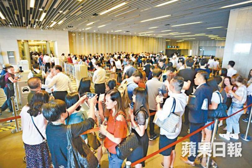 匯璽II昨發售364伙貨尾,大批買家排隊等候認購。何耀勤攝 匯璽II昨發售364伙貨尾,大批買家排隊等候認購。何耀勤攝