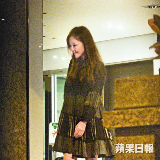 劉明軒先步出餐廳,臉上一直掛着甜絲絲的笑容。盧啟賢雖然與劉明軒保持幾個身位,但一直緊隨其後。劉明軒上車後仍一直甜笑與盧啟賢道別。 劉明軒先步出餐廳,臉上一直掛着甜絲絲的笑容。盧啟賢雖然與劉明軒保持幾個身位,但一直緊隨其後。劉明軒上車後仍一直甜笑與盧啟賢道別。