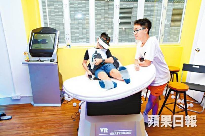 Playground提供的VR體感過山車,小孩試玩後指「飛嚟飛去好好玩」。Crossfire Arena從日本引入HADO AR運動競技遊戲,玩家戴上眼罩後可以模仿動漫人物「出波」。 Playground提供的VR體感過山車,小孩試玩後指「飛嚟飛去好好玩」。Crossfire Arena從日本引入HADO AR運動競技遊戲,玩家戴上眼罩後可以模仿動漫人物「出波」。