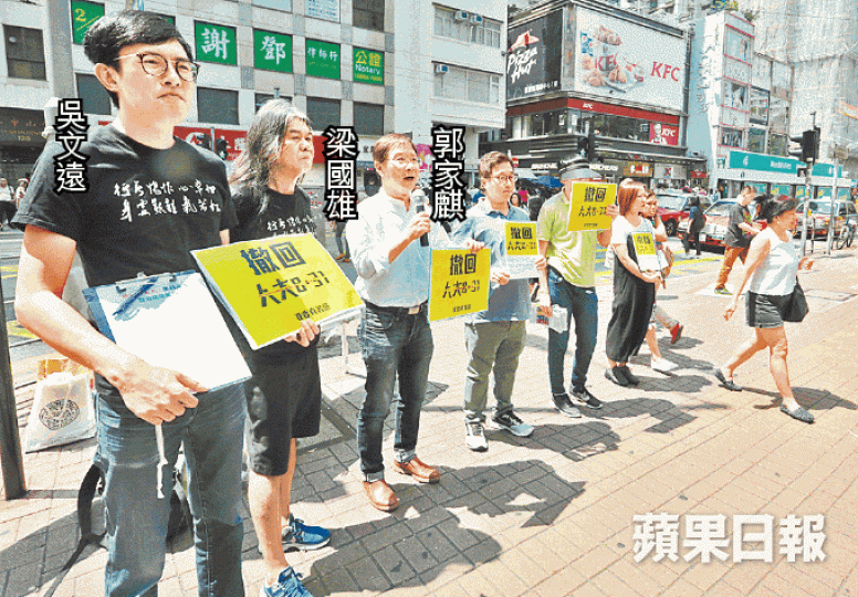 郭家麒設街站收集市民簽名,促撤回8.31決定及重啟政改。黃耀興攝 郭家麒設街站收集市民簽名,促撤回8.31決定及重啟政改。黃耀興攝