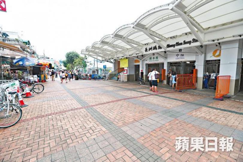 以往周日長洲碼頭擠得水洩不通,如今變得冷清。張志華攝 以往周日長洲碼頭擠得水洩不通,如今變得冷清。張志華攝