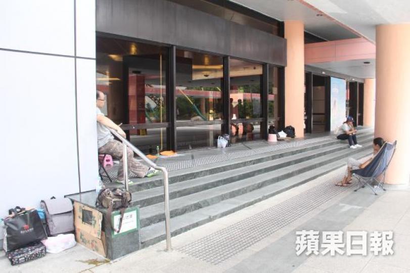 沙田大會堂外昨已有不少人排隊等候購票。周鴻熙攝 沙田大會堂外昨已有不少人排隊等候購票。周鴻熙攝