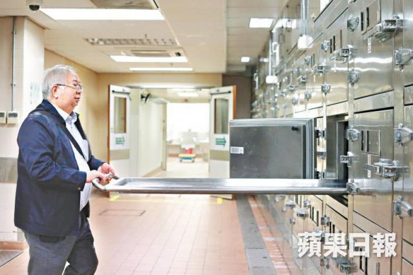 伴隨過無數人的最後一程,瑪麗前殮房主任黎華佳亦要送別瑪麗臨床病理大樓。瑪麗醫院昔日病理系學生接受考試的情景。1919年,港大熱帶病學館與病理學館大樓落成,為全港首座病理學大樓。50年代瑪麗醫院臨床病理大樓的建築情況。邱瑋璇教授在瑪麗病理學樓工作逾30年。 伴隨過無數人的最後一程,瑪麗前殮房主任黎華佳亦要送別瑪麗臨床病理大樓。瑪麗醫院昔日病理系學生接受考試的情景。1919年,港大熱帶病學館與病理學館大樓落成,為全港首座病理學大樓。50年代瑪麗醫院臨床病理大樓的建築情況。邱瑋璇教授在瑪麗病理學樓工作逾30年。