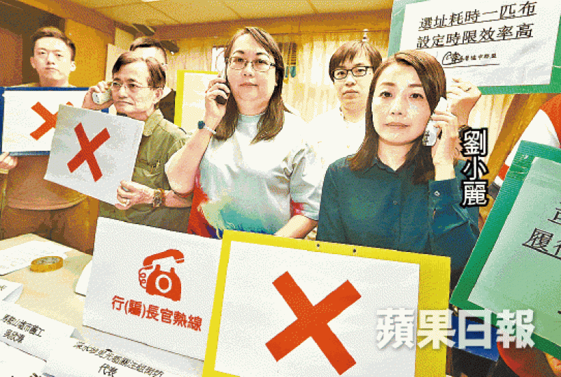 撐基層墟市聯盟手持電話象徵致電林鄭,表達設墟訴求。王子俊攝 撐基層墟市聯盟手持電話象徵致電林鄭,表達設墟訴求。王子俊攝