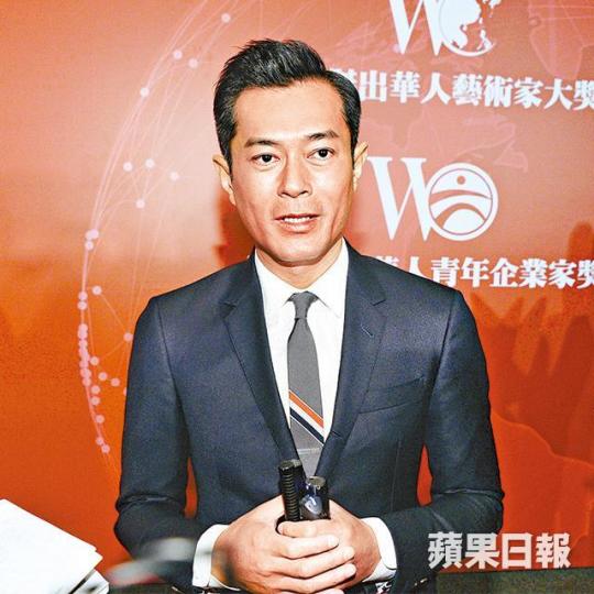 古仔笑說農曆七月十四在亂葬崗開工,不敢四處望,更不敢燒烤。著名鋼琴家劉詩昆(中)亦獲得傑出華人獎。 古仔笑說農曆七月十四在亂葬崗開工,不敢四處望,更不敢燒烤。著名鋼琴家劉詩昆(中)亦獲得傑出華人獎。