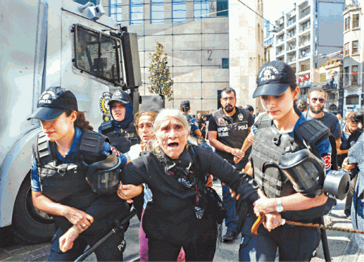 女警把「周六母親」82歲示威組織者奧賈克也拘押。 女警把「周六母親」82歲示威組織者奧賈克也拘押。