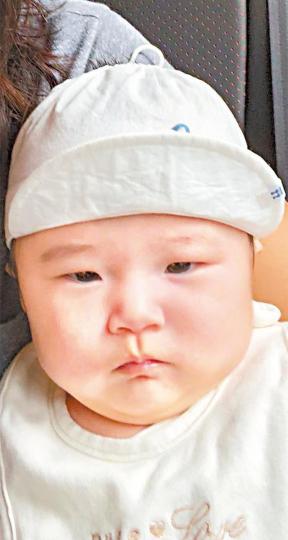 黎明囡囡面圓圓、單眼皮、嘴仔嘟嘟,樣貌相當可愛。互聯網圖片黎明前晚答應粉絲公開囡囡樣貌,昨日即刻做真漢子找數。資料圖片Wing有兩片薄唇,小公主的薄唇似乎是遺傳自Wing。資料圖片黎明小時候的一雙眼睛,跟囡囡亦很相似。互聯網圖片 黎明囡囡面圓圓、單眼皮、嘴仔嘟嘟,樣貌相當可愛。互聯網圖片黎明前晚答應粉絲公開囡囡樣貌,昨日即刻做真漢子找數。資料圖片Wing有兩片薄唇,小公主的薄唇似乎是遺傳自Wing。資料圖片黎明小時候的一雙眼睛,跟囡囡亦很相似。互聯網圖片