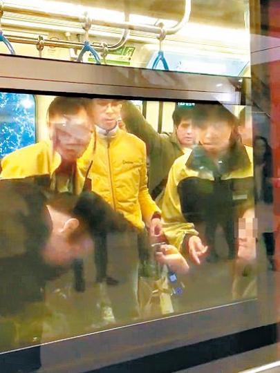 今年初有婦人於車廂拉扯乘客頭髮。 今年初有婦人於車廂拉扯乘客頭髮。