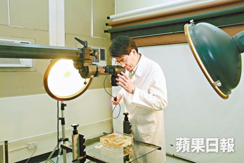 醫療攝影師劉錫佳表示,由於相片要求精細,醫學攝影難度甚高,常被考起。 劉錫佳其中一項職責是拍攝人體標本。 醫療攝影師劉錫佳表示,由於相片要求精細,醫學攝影難度甚高,常被考起。 劉錫佳其中一項職責是拍攝人體標本。
