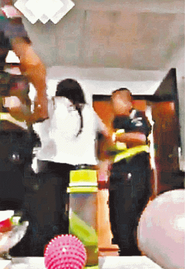 警方強行將女子帶走。 警方強行將女子帶走。