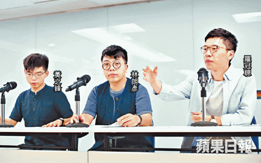 香港眾志昨召開記者會交代事件,批評國安濫權禁錮。黎樹雄攝香港眾志有成員指在內地遭國安扣查期間,被要求坐上類似款式的拷問椅,椅上設有手銬和腳鐐。香港眾志提供圖片 香港眾志昨召開記者會交代事件,批評國安濫權禁錮。黎樹雄攝香港眾志有成員指在內地遭國安扣查期間,被要求坐上類似款式的拷問椅,椅上設有手銬和腳鐐。香港眾志提供圖片