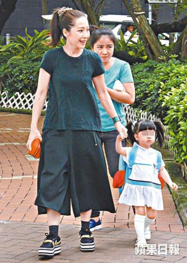 楊榮心有媽媽關心妍拖着返學,表現蹦蹦跳。劉倩婷囡囡全程攬實媽咪。 楊榮心有媽媽關心妍拖着返學,表現蹦蹦跳。劉倩婷囡囡全程攬實媽咪。