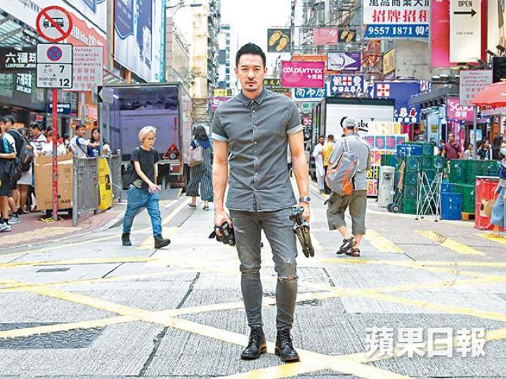 Jason十五年前為入娛圈回港,十五年後離開舒適圈,希望走出自己的路。Jason坦言太太Sarah對於他離巢感到擔心,幸好對方亦理解。Jason轉行做YouTuber,將為人父的他最近還試了不少嬰兒用品。對太太疼愛有加的Jason,提起Sarah臉上總掛着笑容。Karl Lam圖片 Jason十五年前為入娛圈回港,十五年後離開舒適圈,希望走出自己的路。Jason坦言太太Sarah對於他離巢感到擔心,幸好對方亦理解。Jason轉行做YouTuber,將為人父的他最近還試了不少嬰兒用品。對太太疼愛有加的Jason,提起Sarah臉上總掛着笑容。Karl Lam圖片