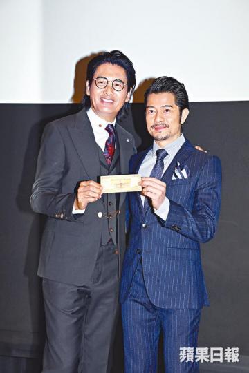 發哥(左)話日日都做運動,而城城就大讚發哥好弗。發哥帶同發嫂出席活動。《無雙》噚日進行發鈔儀式。發哥同一眾《無雙》演員玩自拍。 發哥(左)話日日都做運動,而城城就大讚發哥好弗。發哥帶同發嫂出席活動。《無雙》噚日進行發鈔儀式。發哥同一眾《無雙》演員玩自拍。