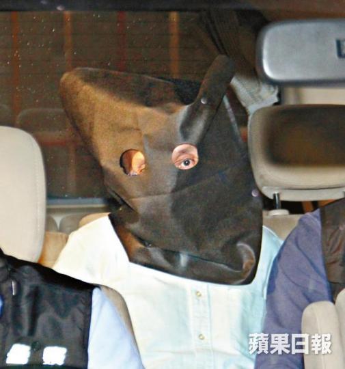 張祺忠今日凌晨被警方由警總押返港大現場調查。李家傑攝張祺忠昨向偉倫堂宿生發電郵稱過去數天有警員在宿舍一帶出沒,是調查涉及其家庭的失蹤人口案件,呼籲毋須擔心。張祺忠【藏屍地點】身穿保護衣的法證人員在黃克競樓的張祺忠辦公室蒐證。黎樹雄攝 張祺忠今日凌晨被警方由警總押返港大現場調查。李家傑攝張祺忠昨向偉倫堂宿生發電郵稱過去數天有警員在宿舍一帶出沒,是調查涉及其家庭的失蹤人口案件,呼籲毋須擔心。張祺忠【藏屍地點】身穿保護衣的法證人員在黃克競樓的張祺忠辦公室蒐證。黎樹雄攝