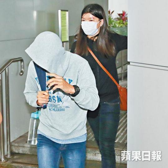 左起:被告孻仔和長女許美玲昨到庭旁聽後離開。易仰民攝死者許儷玲 左起:被告孻仔和長女許美玲昨到庭旁聽後離開。易仰民攝死者許儷玲