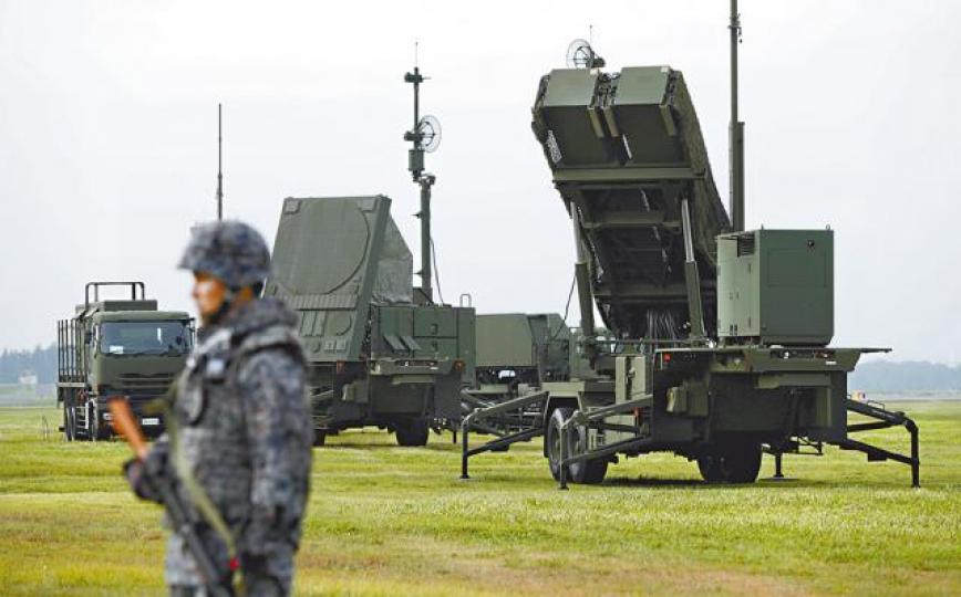 日本積極斥巨資從美國引進防禦軍備,包括「愛國者」導彈,以應對鄰國威脅。 路透社為應付北韓導彈威脅,日本將添置導彈防禦系統。 日本積極斥巨資從美國引進防禦軍備,包括「愛國者」導彈,以應對鄰國威脅。 路透社為應付北韓導彈威脅,日本將添置導彈防禦系統。