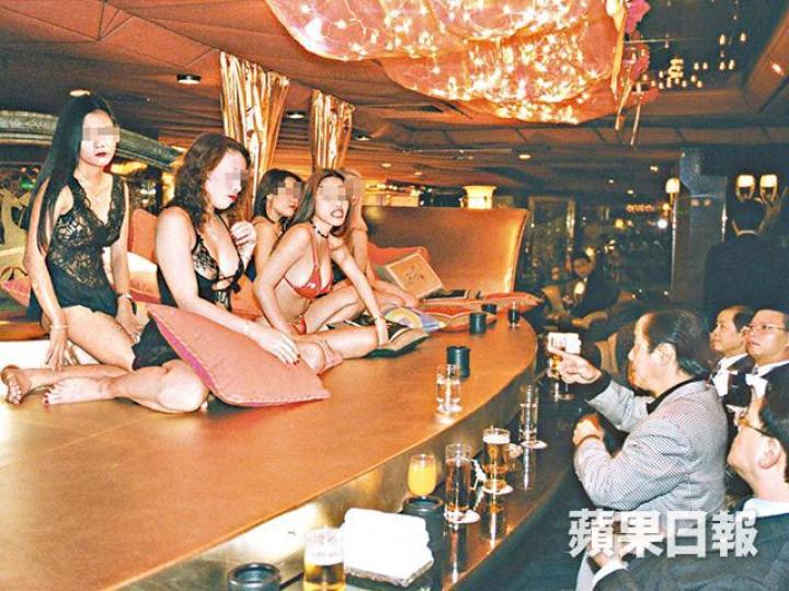 李道洪表示當年如果話「入城」,即是去中國城夜總會。2012年結業的大富豪,是本港最後一間大型夜總會。 李道洪表示當年如果話「入城」,即是去中國城夜總會。2012年結業的大富豪,是本港最後一間大型夜總會。