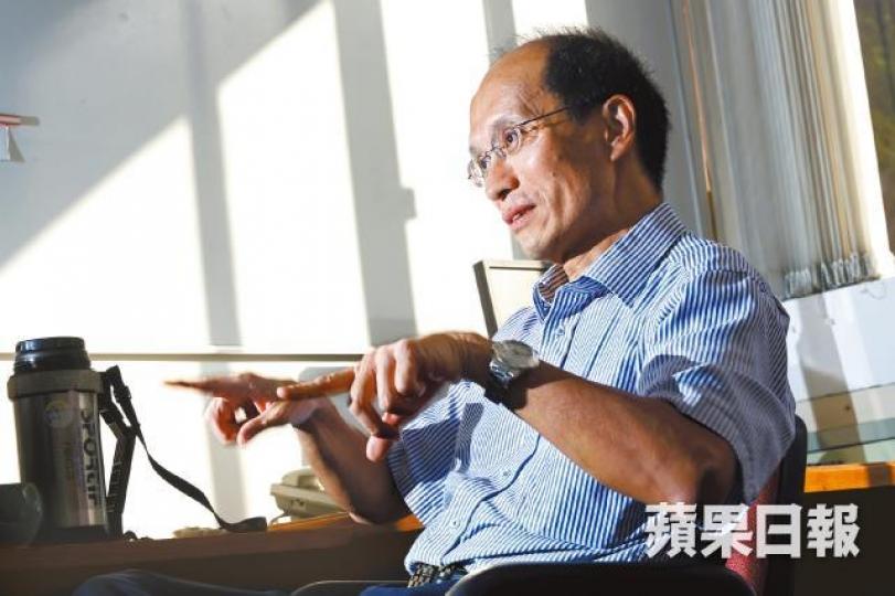 香港大學機械工程學系副教授張祺忠涉嫌殺妻被捕。資料圖片張家曾自製尋人街招尋找張祺忠妻子陳慧文。仵工將死者遺體運走。 黎樹雄攝 香港大學機械工程學系副教授張祺忠涉嫌殺妻被捕。資料圖片張家曾自製尋人街招尋找張祺忠妻子陳慧文。仵工將死者遺體運走。 黎樹雄攝