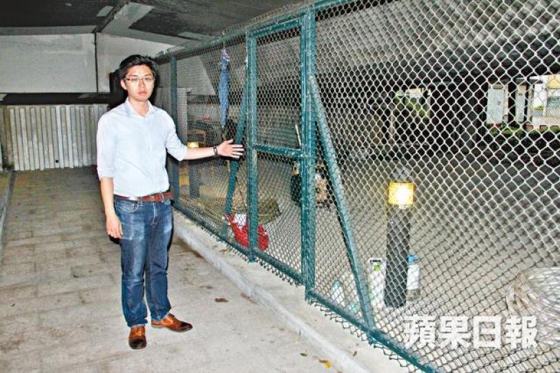 屯門區議員葉文斌促以鐵絲網圍封空地。 屯門區議員葉文斌促以鐵絲網圍封空地。