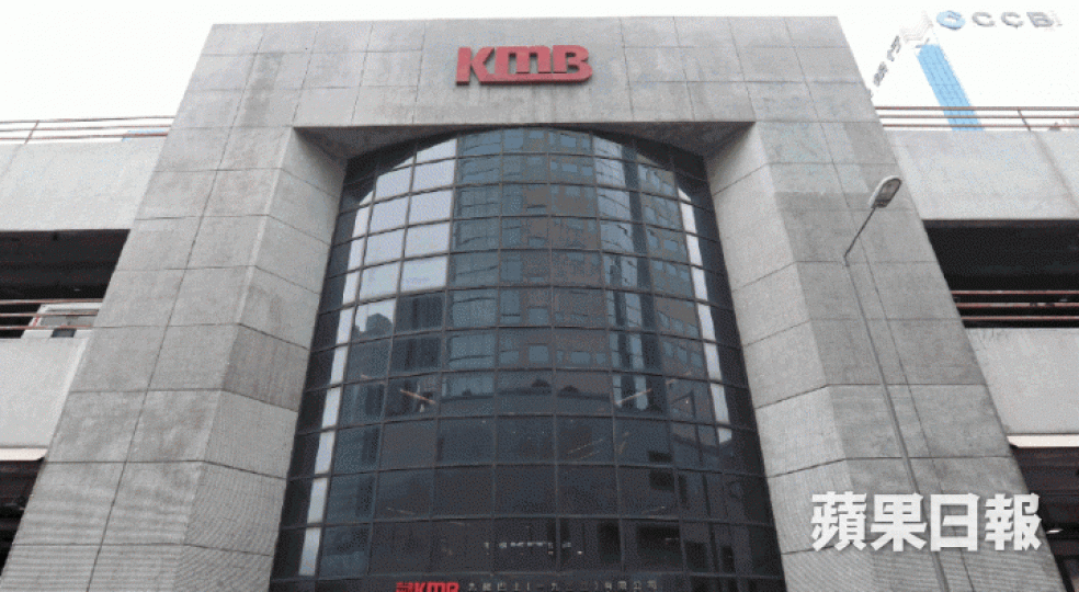 九巴回應查詢時指,巴士設有企位,無法規定待所有乘客坐穩才開車。資料圖片 九巴回應查詢時指,巴士設有企位,無法規定待所有乘客坐穩才開車。資料圖片