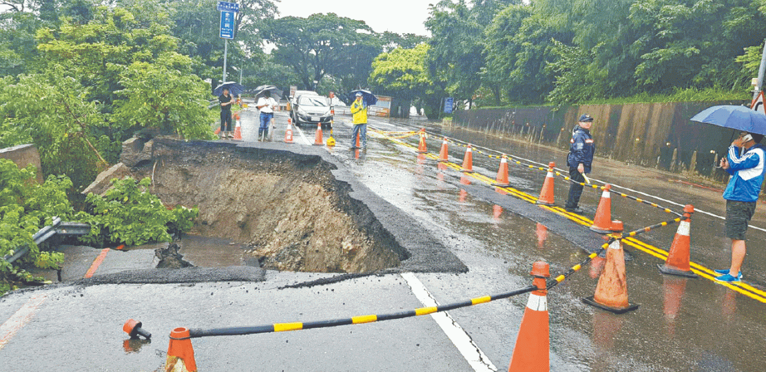 【鼓山區】路面塌陷造成交通堵塞。【鳳山區】消防員在倒塌民房救出被困者。【新興區】高雄多地水浸,警方在水淹路段拉封鎖線。【苓雅區】半夜遭暴雨侵襲。 【鼓山區】路面塌陷造成交通堵塞。【鳳山區】消防員在倒塌民房救出被困者。【新興區】高雄多地水浸,警方在水淹路段拉封鎖線。【苓雅區】半夜遭暴雨侵襲。