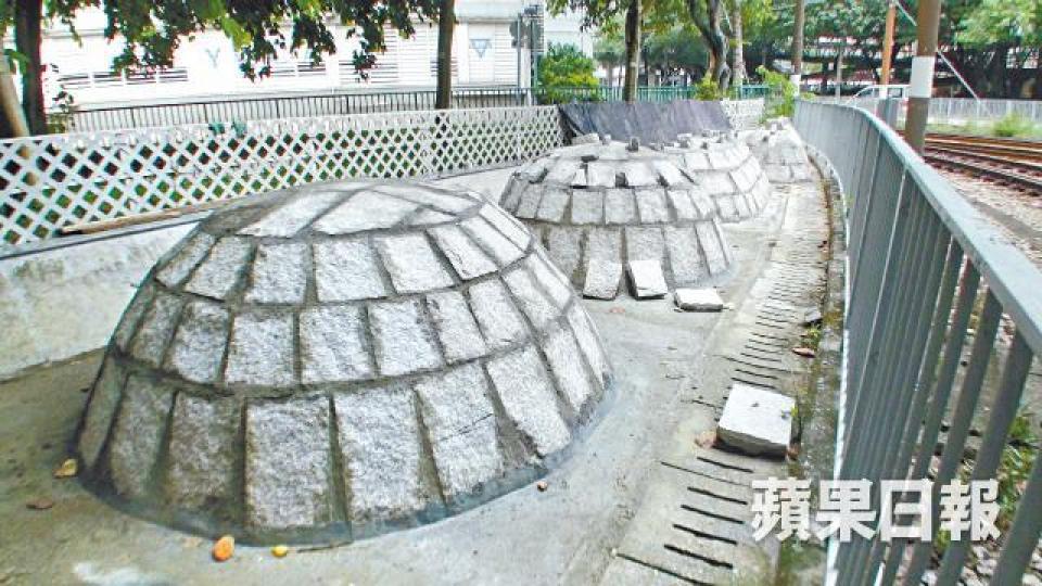 友愛邨愛廉樓下空地新建「墓穴群」,街坊大為反感。簡明恩攝該處地上畫了多個圈,料工程未完成。 友愛邨愛廉樓下空地新建「墓穴群」,街坊大為反感。簡明恩攝該處地上畫了多個圈,料工程未完成。
