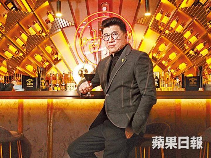 李道洪受訪時表示《活色生香》播出初期收視不理想,延至晚間時段播出,大談性經收視才飆升。玩盡香港娛樂場所的李道洪,曾與鄭少秋等為麻雀館剪綵。現年65歲的李道洪99年在內地與少妻結婚,兩人育有兩子。微博圖片李道洪大仔Winston(右)今年18歲,與細仔Victor相差四年。 李道洪受訪時表示《活色生香》播出初期收視不理想,延至晚間時段播出,大談性經收視才飆升。玩盡香港娛樂場所的李道洪,曾與鄭少秋等為麻雀館剪綵。現年65歲的李道洪99年在內地與少妻結婚,兩人育有兩子。微博圖片李道洪大仔Winston(右)今年18歲,與細仔Victor相差四年。
