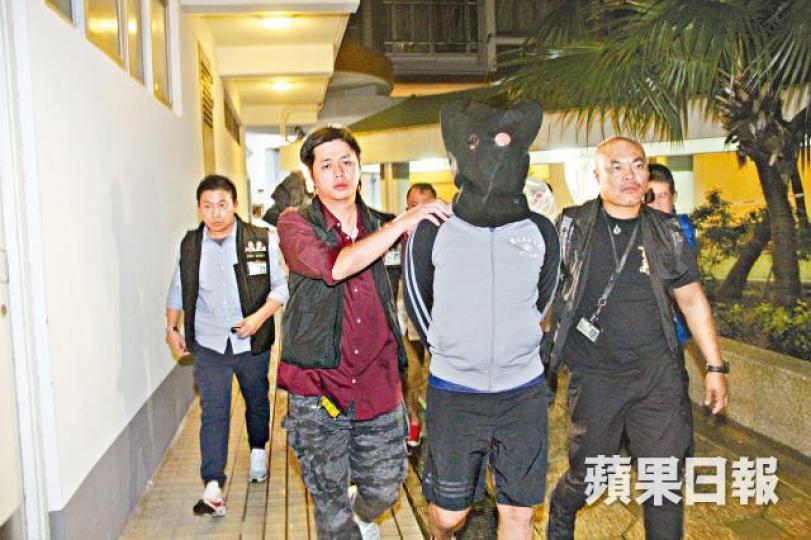 探員昨在柴灣拘捕新義安小頭目「拓海」,蒙頭帶署扣查。謝志輝攝 探員昨在柴灣拘捕新義安小頭目「拓海」,蒙頭帶署扣查。謝志輝攝