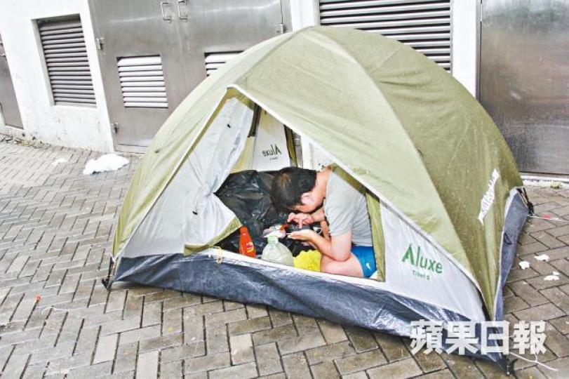 在柴灣青年廣場排隊的歌迷批評,取消門市售票對排隊人士不公。 在柴灣青年廣場排隊的歌迷批評,取消門市售票對排隊人士不公。