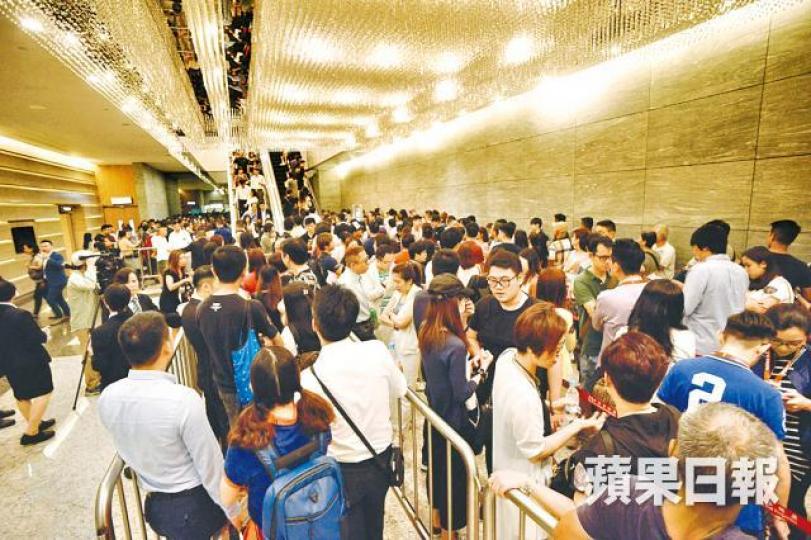 Milano開售當日人頭湧湧。資料圖片 Milano開售當日人頭湧湧。資料圖片